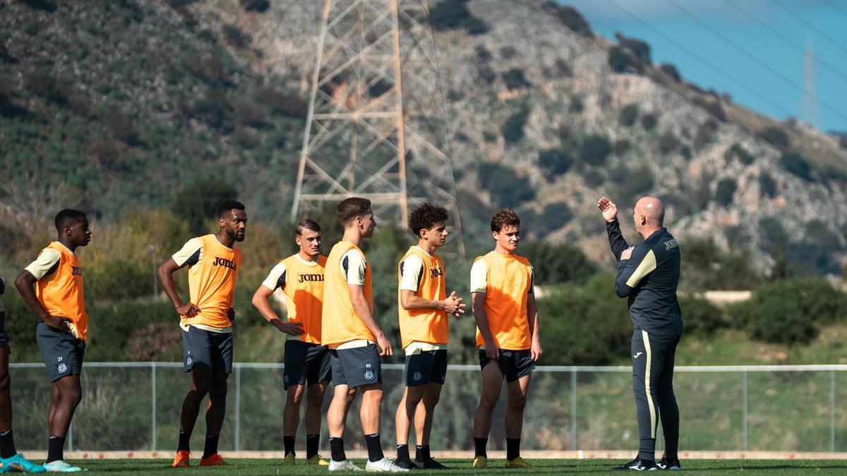 Los jugadores del Anderlecht atienden a su técnico durante la concentración invernal en Grecia.