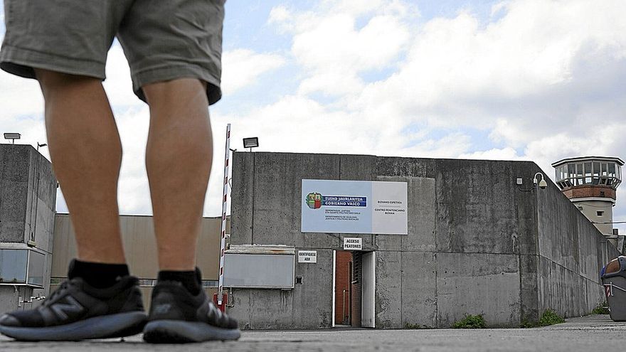 Un hombre frente al Centro Penitenciario Bizkaia, ubicado en Basauri, donde hay 166 personas en régimen de internamiento. | FOTO: OSKAR M. BERNAL