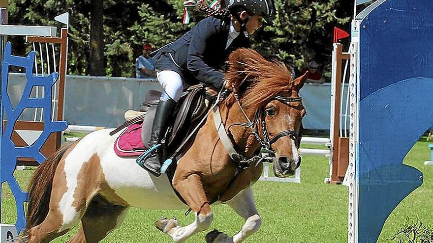 La joven amazona de Larrabetzu Aiora Gerekiz ha conquistado recientemente dos medallas de oro en el campeonato de España de ponis de saltos. | FOTOS: J.G.