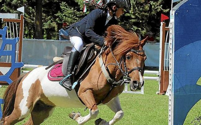 La joven amazona de Larrabetzu Aiora Gerekiz ha conquistado recientemente dos medallas de oro en el campeonato de España de ponis de saltos. | FOTOS: J.G.