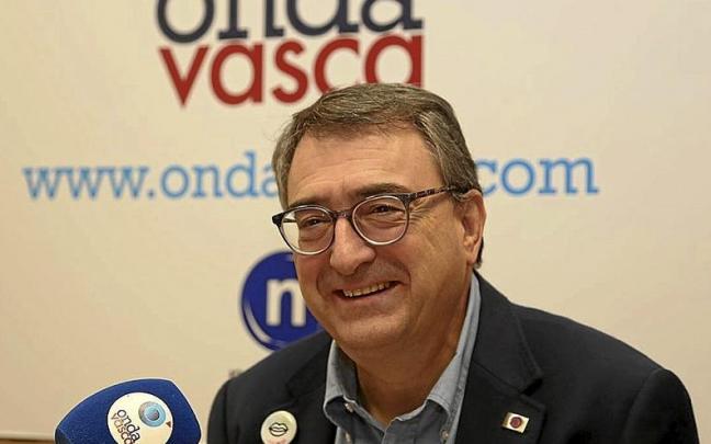 El portavoz del PNV en Madrid, ayer en los estudios de Onda Vasca. El portavoz del PNV en Madrid, ayer en los estudios de Onda Vasca.