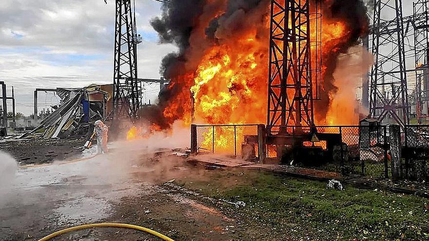 Una de las decenas de instalaciones eléctricas destruidas por los ataques de los misiles rusos. | FOTO: EFE