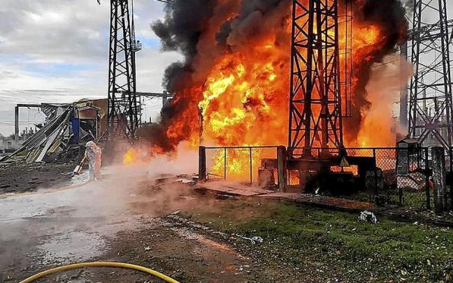 Una de las decenas de instalaciones eléctricas destruidas por los ataques de los misiles rusos. | FOTO: EFE