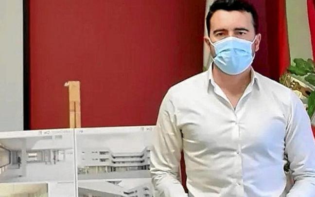 El alcalde, Josu Andoni Bego&ntilde;a, muestra c&oacute;mo quedar&aacute; la zona. | FOTO: LOIUKO UDALA