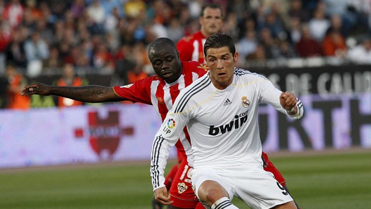 M'Bami disputa un balón con Cristinao Ronaldo en un partido con el Almería.