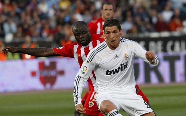 M'Bami disputa un balón con Cristinao Ronaldo en un partido con el Almería.