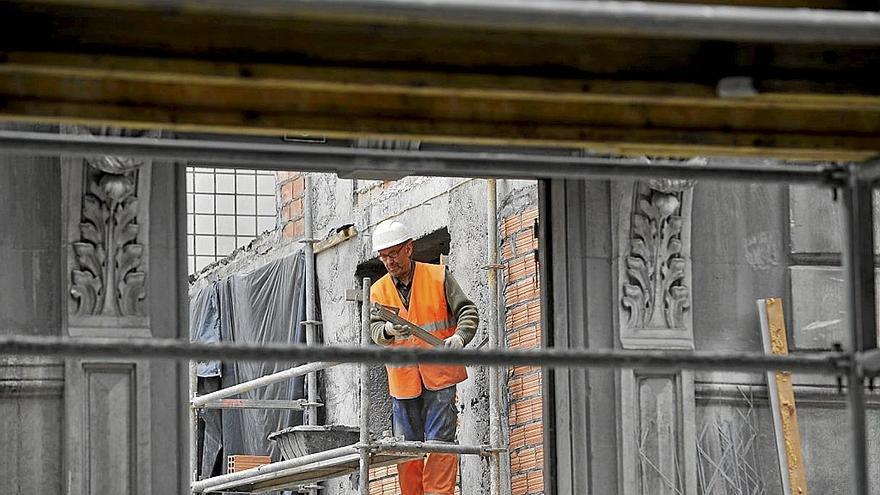 Un trabajador de la construcción en una obra.