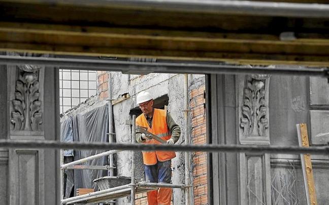 Un trabajador de la construcción en una obra. Un trabajador de la construcción en una obra.
