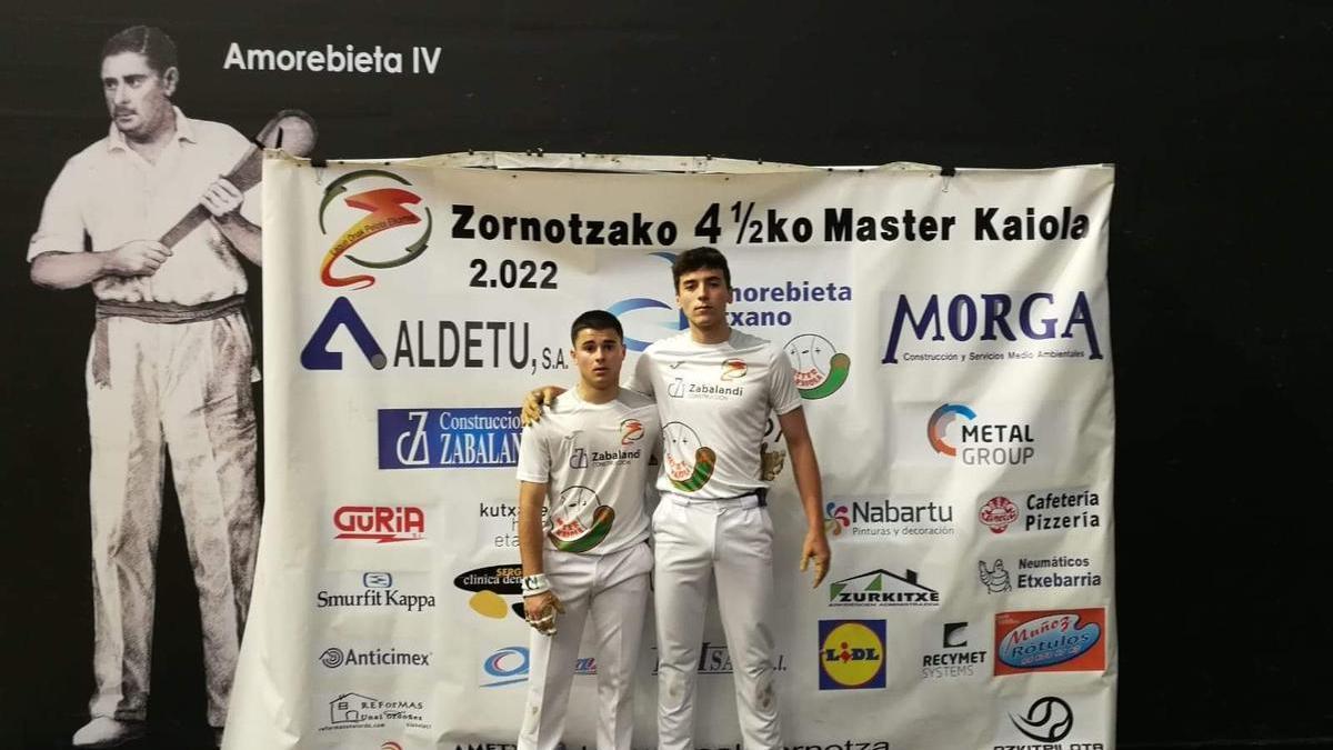 Arkaitz Eskuza, a la derecha, posa en el torneo del 4 y 1/2 de Zoronotza