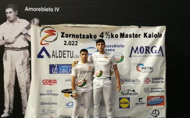 Arkaitz Eskuza, a la derecha, posa en el torneo del 4 y 1/2 de Zoronotza Arkaitz Eskuza, a la derecha, posa en el torneo del 4 y 1/2 de Zoronotza