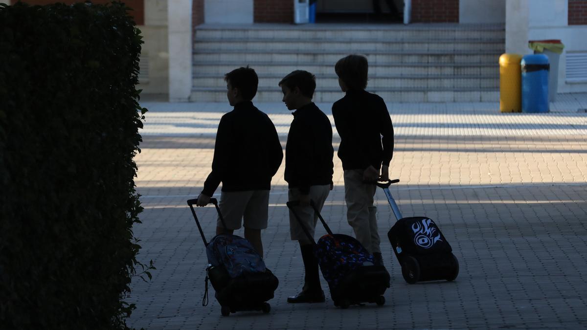 Varias niños a la entrada del colegio.