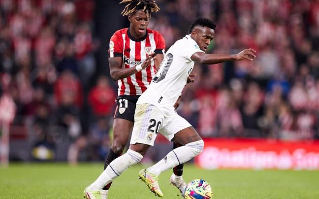 Vinicius pelea el balón con Niko Williams Vinicius pelea el balón con Niko Williams