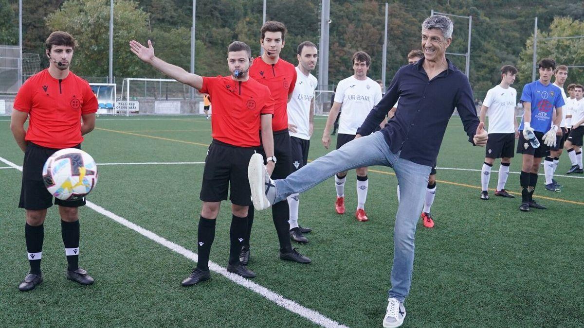 Imanol realiza el saque de honor en el encuentro entre Orioko y Zarautz.