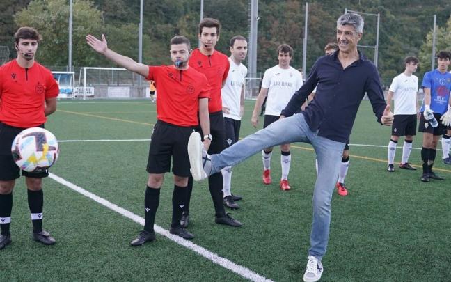 Imanol realiza el saque de honor en el encuentro entre Orioko y Zarautz.
