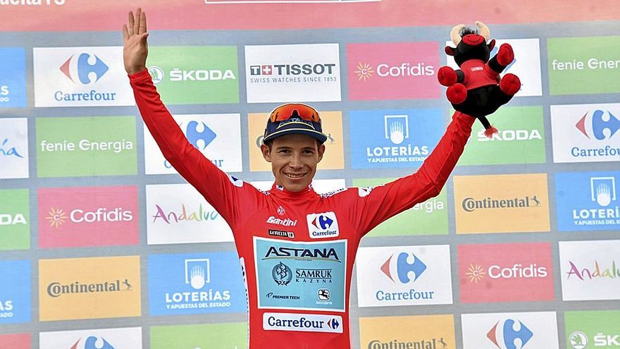 El ciclista colombiano Supermán López, celebrando su podio en la Vuelta a España 2019.