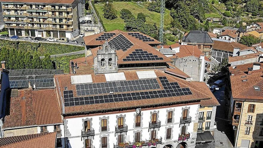 Vista de las 129 placas fotovoltaicas instaladas sobre el tejado del edificio consistorial de Azpeitia. | FOTO: UDALA