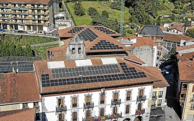 Vista de las 129 placas fotovoltaicas instaladas sobre el tejado del edificio consistorial de Azpeitia. | FOTO: UDALA Vista de las 129 placas fotovoltaicas instaladas sobre el tejado del edificio consistorial de Azpeitia. | FOTO: UDALA