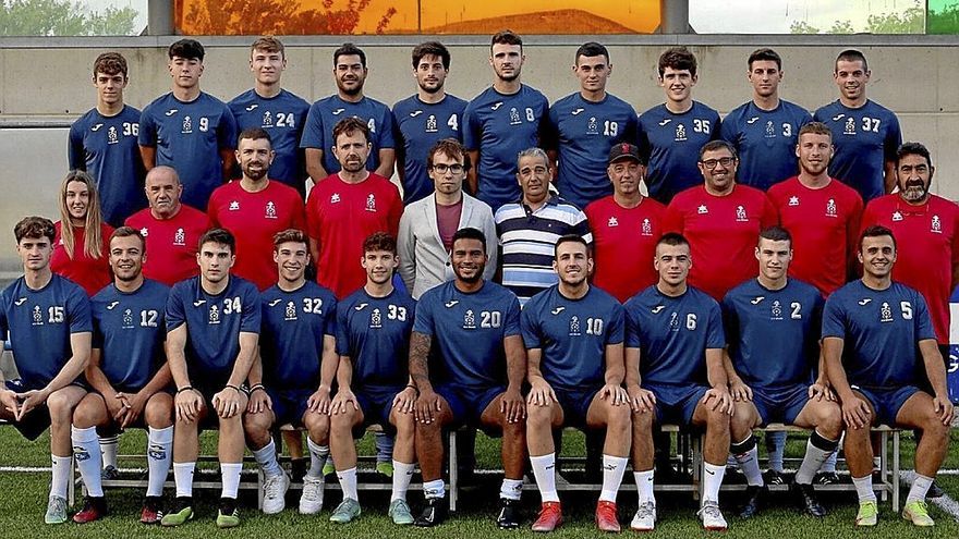 La plantilla del Burladés, posando ayer en su foto oficial.