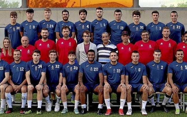 La plantilla del Burladés, posando ayer en su foto oficial.