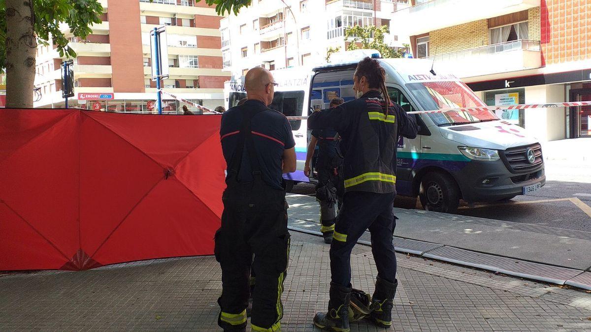 Dos bomberos en el lugar del accidente