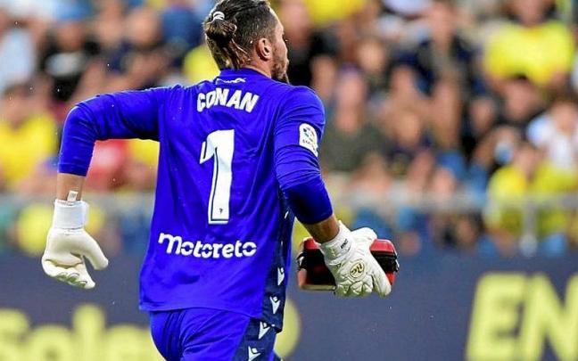 Ledesma corre hacia la grada con un desfibrilador. | FOTO: AFP