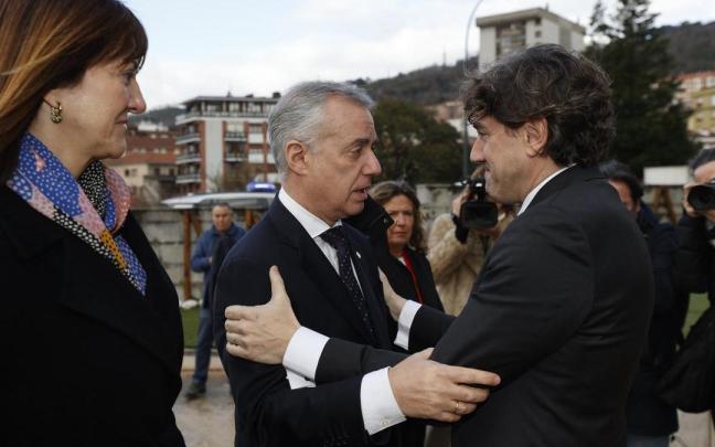 Eneko Andueza recibe el pésame de Iñigo IUrkullu e Idoia Mendia en la capilla ardiente de Rodolfo Ares. Eneko Andueza recibe el pésame de Iñigo IUrkullu e Idoia Mendia en la capilla ardiente de Rodolfo Ares.