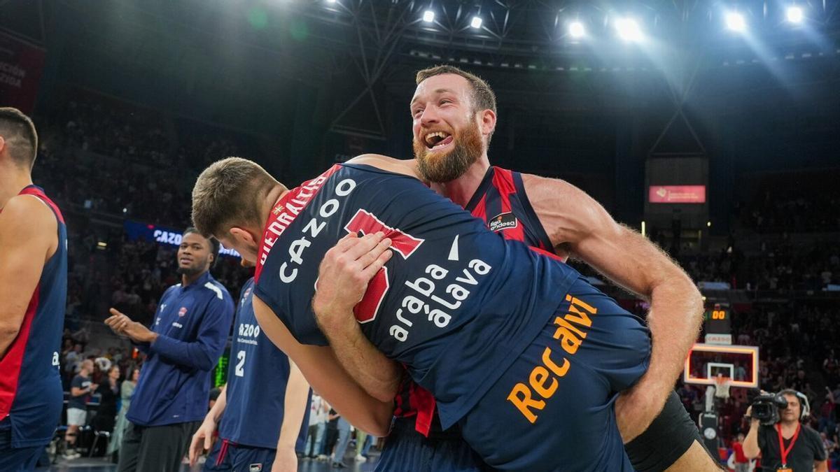 Costello, extasiado tras el importante triunfo contra el Real Madrid, celebra la victoria levantando a Giedraitis