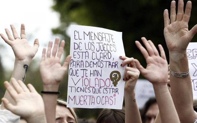 Cartel durante una protesta por la sentencia incial de La Manada. Cartel durante una protesta por la sentencia incial de La Manada.