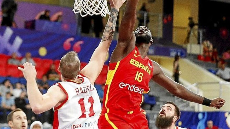 Usman Garuba, peleando por un rebote durante el partido de España contra Montenegro. | FOTO: EFE