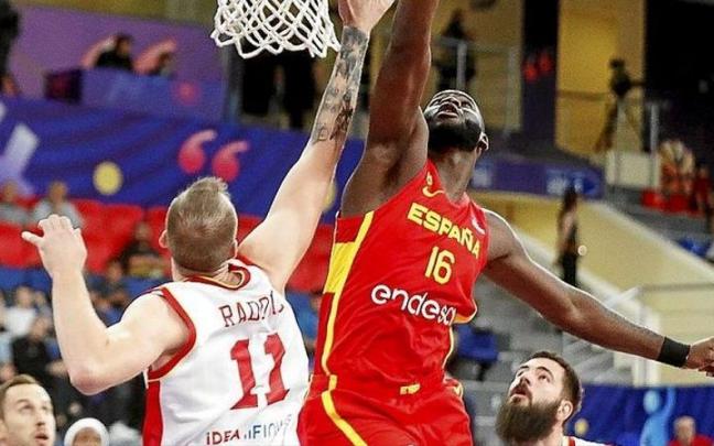 Usman Garuba, peleando por un rebote durante el partido de España contra Montenegro. | FOTO: EFE