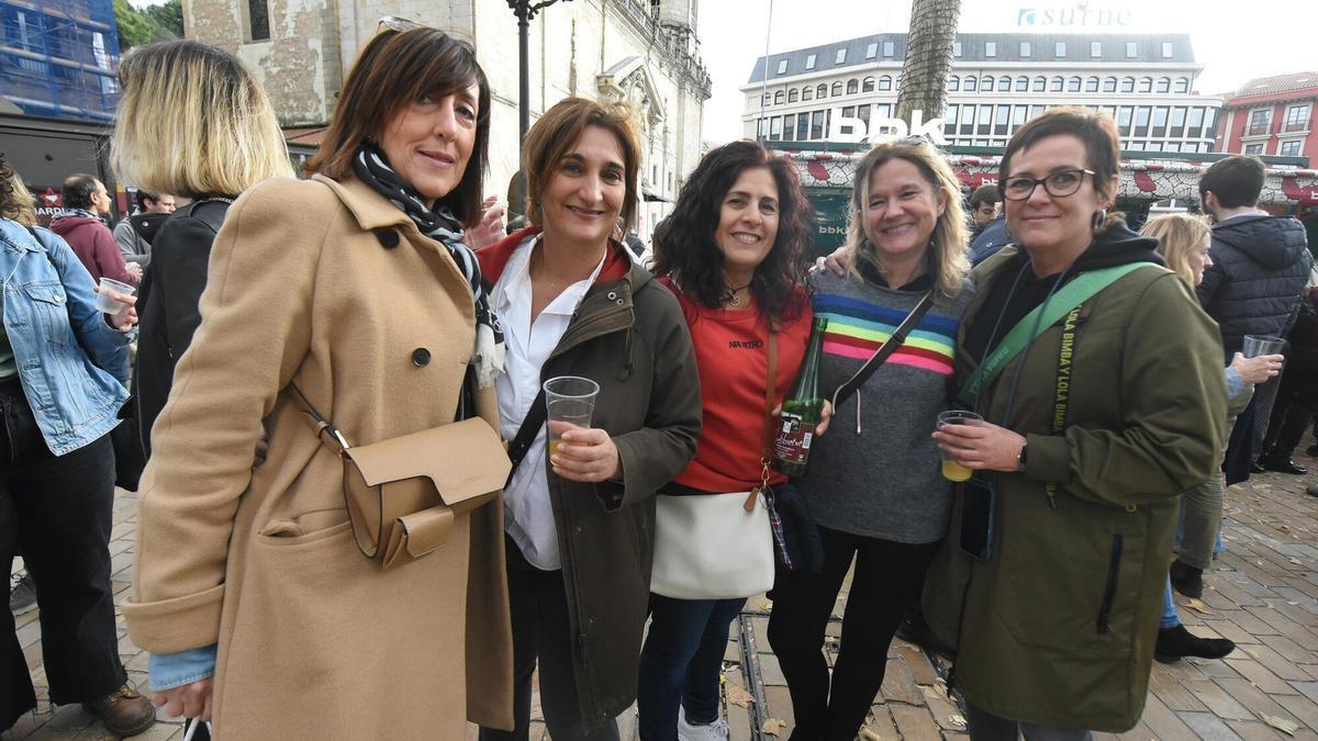Nerea, Begoña, Arantxa, Mónica y Marga estaban en las instalaciones de El Arenal disfrutando de un fresco txakoli y un talo