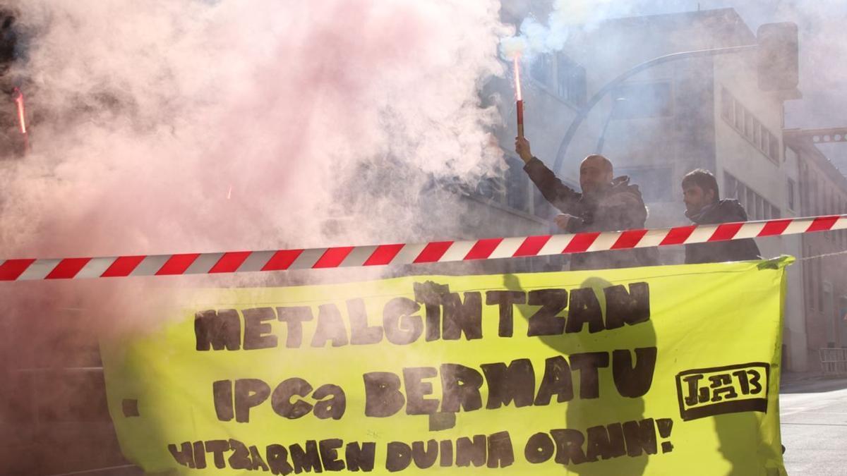 Miembros de LAB en la protesta de hoy en Legazpi.