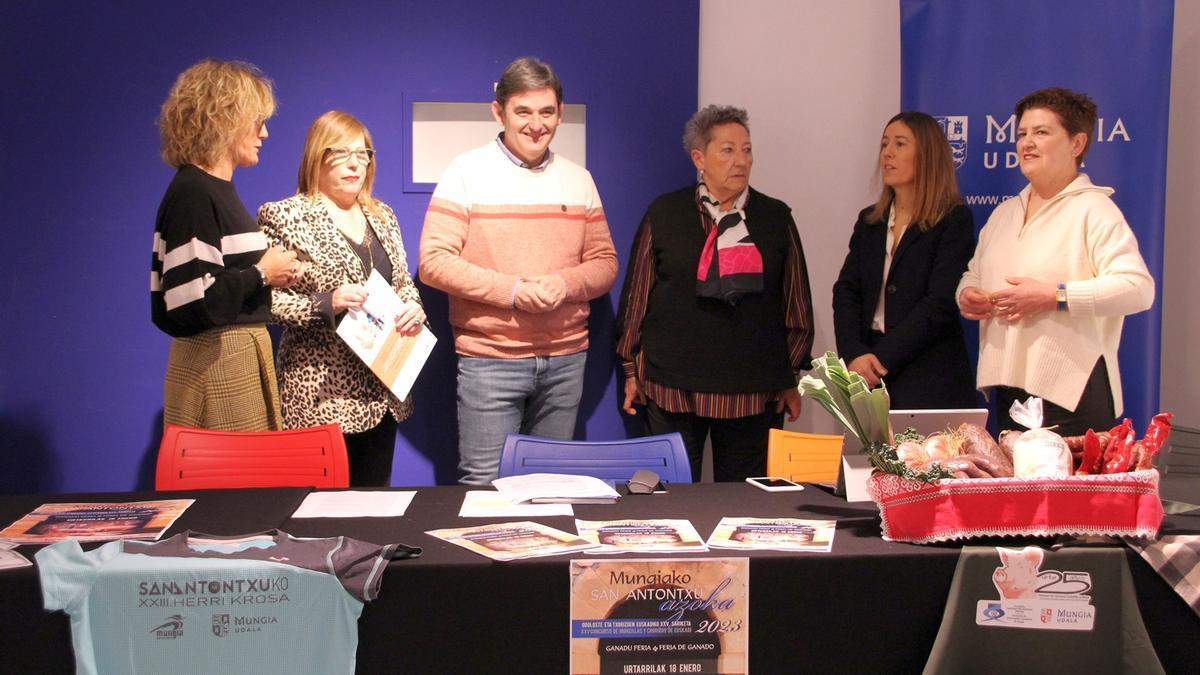 Responsables municipales, comerciantes y patrocinadores, en la presentación del evento.