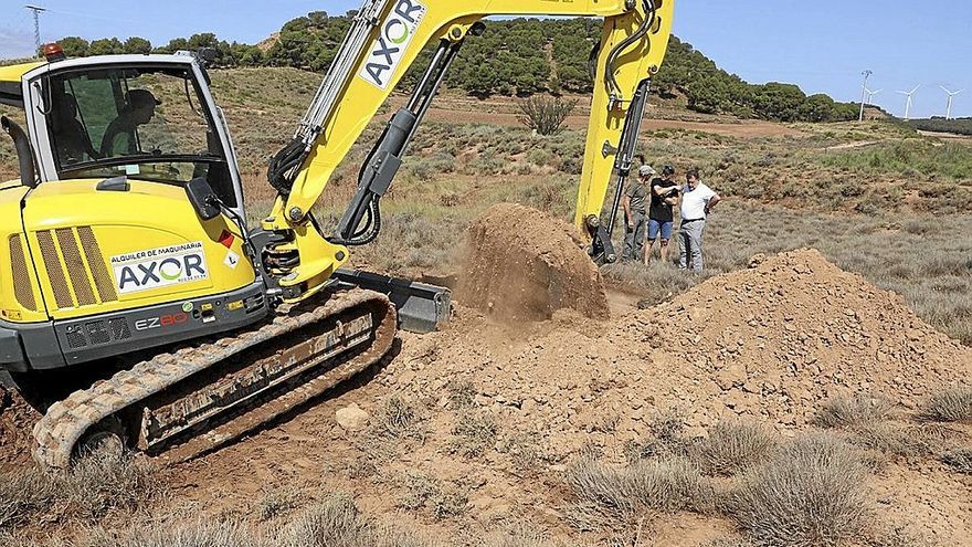 Trabajos de búsqueda en una de las fosas cerca de la carretera que une Tudela y Cintruénigo.