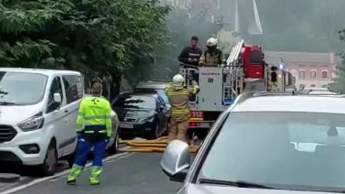 Los bomberos rescatan a vecinos del incendio de Benta Berri en Donostia