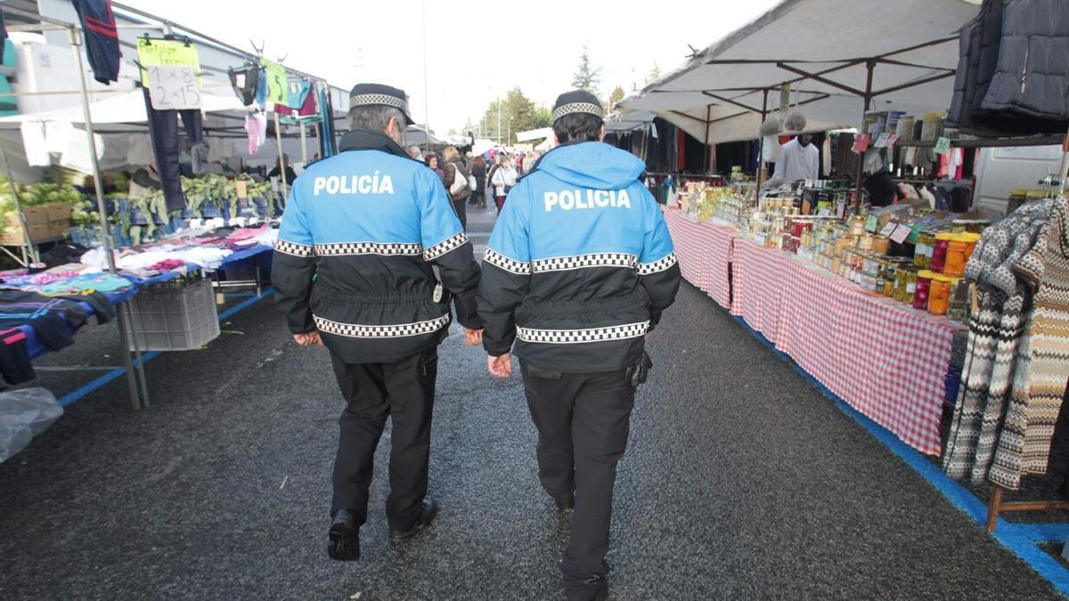 Dos agentes de la Policía Municipal, en el rastro de Burlada
