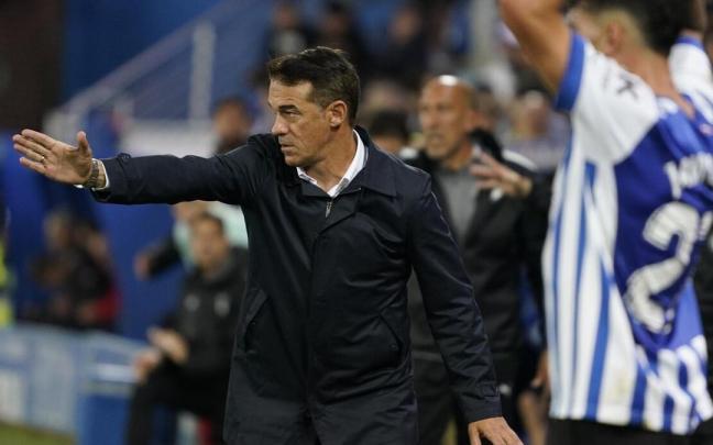 Luis Garc&iacute;a da instrucciones durante un partido en Mendizorroza