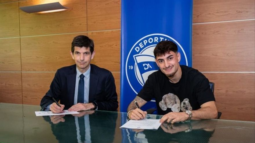 Alberto 'Guti' sella su renovaci&oacute;n con el Alav&eacute;s junto a Alfonso Fern&aacute;ndez de Troc&oacute;niz