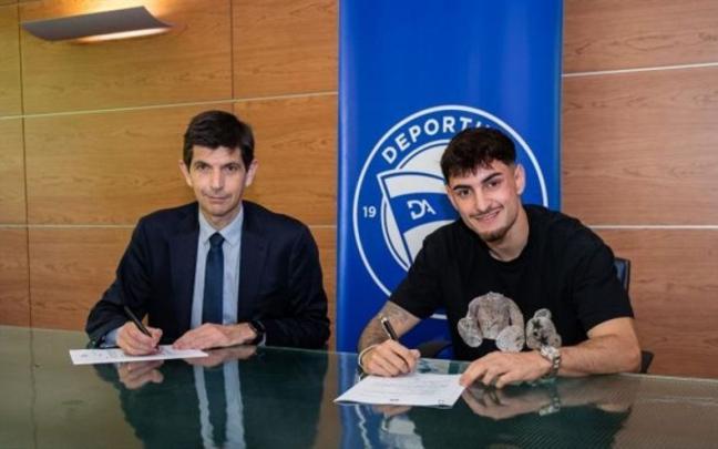 Alberto 'Guti' sella su renovaci&oacute;n con el Alav&eacute;s junto a Alfonso Fern&aacute;ndez de Troc&oacute;niz