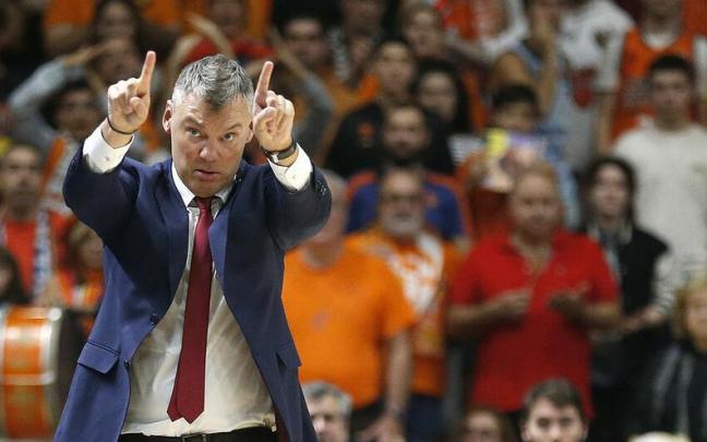 Jasikevisius reclama el 'Instant Replay' durante un partido de ACB de esta temporada