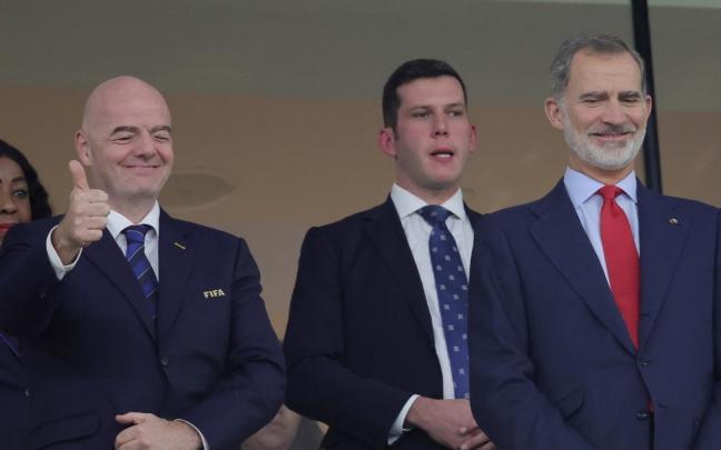 Infantino, presidente de la FIFA, junto a Felipe VI durante el partido España - Costa Rica.
