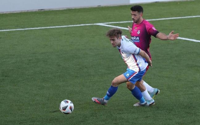 Juan Losantos, ante Imanol Arana, en el duelo entre Mutilvera y Arnedo de la pasada jornada.
