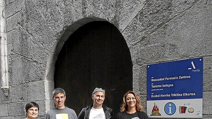 Representantes de Marea Urdina y el Ayuntamiento junto a un panel.