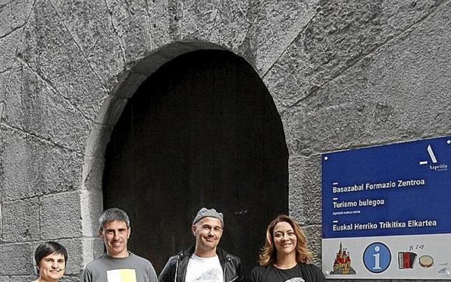 Representantes de Marea Urdina y el Ayuntamiento junto a un panel.