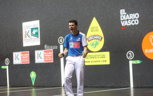 Altuna celebra un tanto en la final.