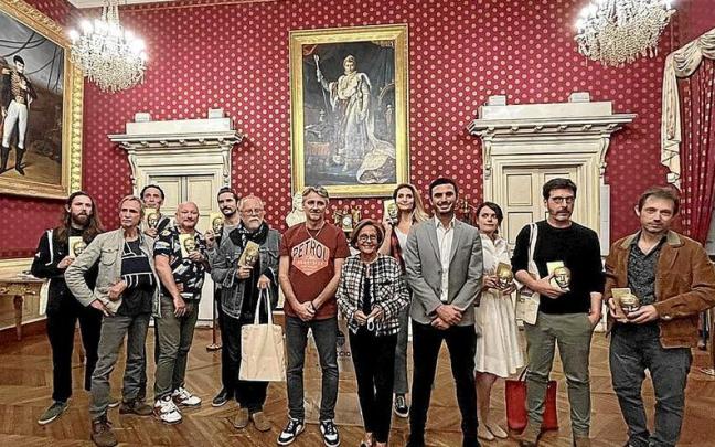 Asisko Urmeneta, ezkerretik hirugarrena, komiki jaialdian saritutako gainerakoekin batera.