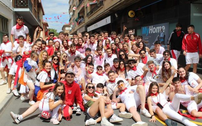 Parte de la juventud castejonera que se concentr&oacute; en la plaza para el cohete.