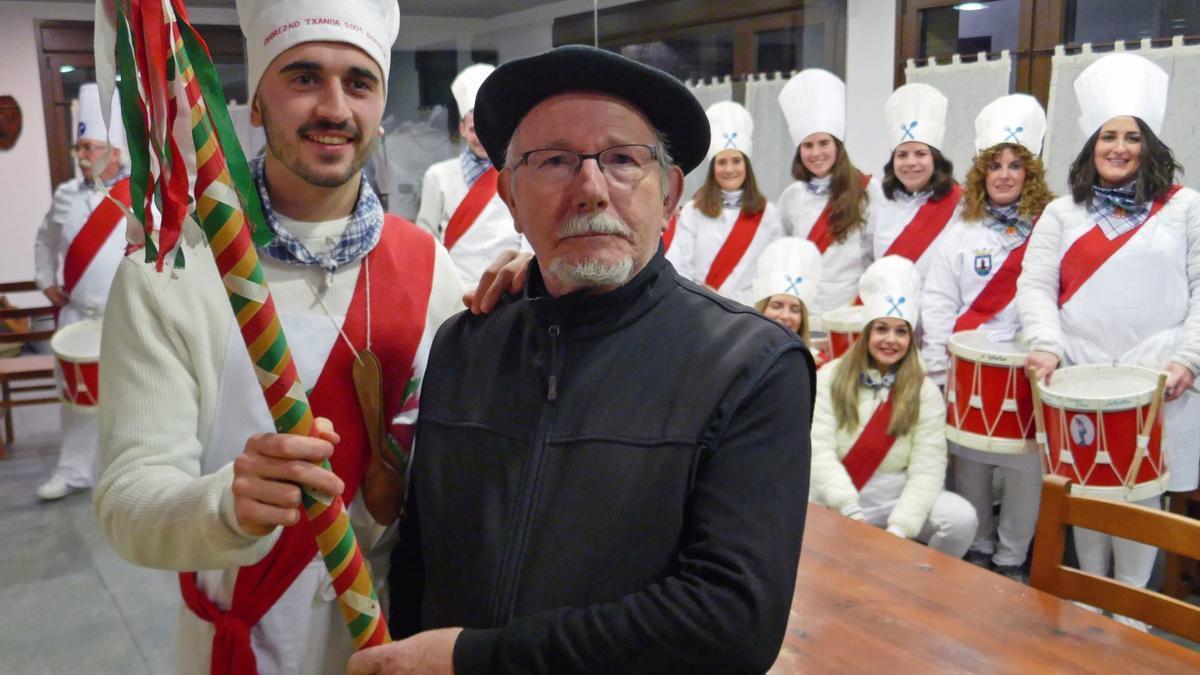 Adur Kanpo Flores y Ricardo Areta Areta antes de la salida de la tamborrada desde Lakuntzako Pertza.