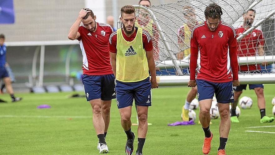 Moncayola, Roberto Torres y Juan Cruz cargan con una portería junto a otros compañeros durante el entrenamiento de este lunes en Tajonar.