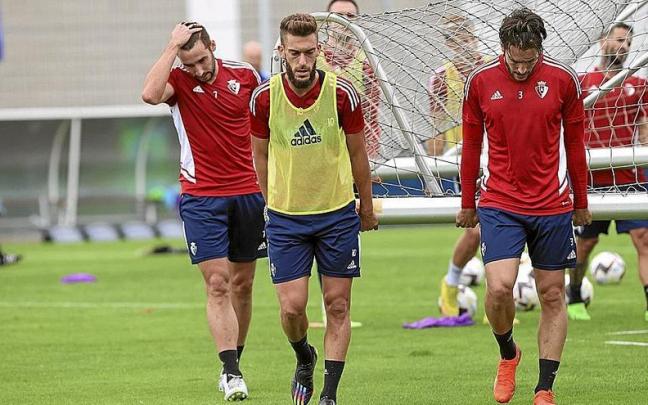 Moncayola, Roberto Torres y Juan Cruz cargan con una porter&iacute;a junto a otros compa&ntilde;eros durante el entrenamiento de este lunes en Tajonar.